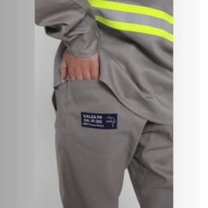 Calça NR-10 Risco 2 Cinza Com Faixa Refletiva Verde CA 47360 Zengo