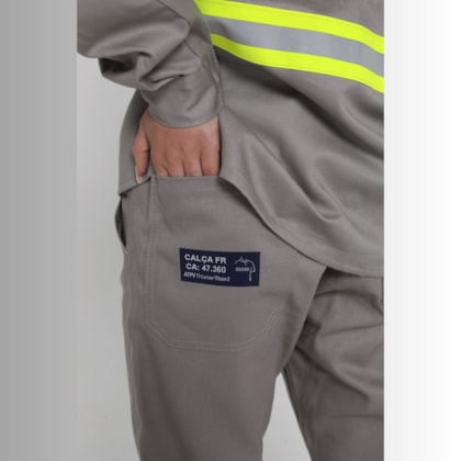 Calça NR-10 Risco 2 Cinza Com Faixa Refletiva Verde CA 47360 Zengo